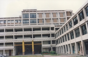 綜合教學大樓與商學院大樓２